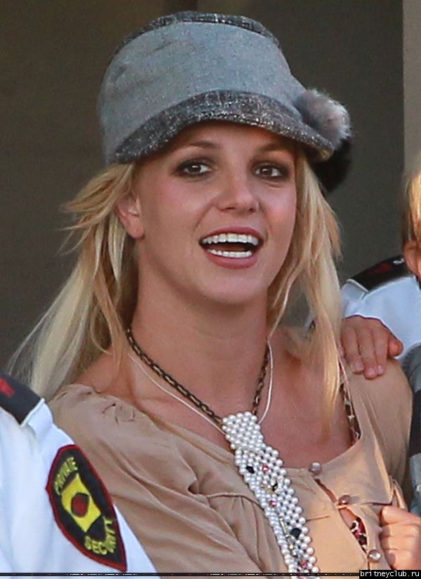 Бритни с детьми в Вудленд-Хиллз67.jpg(Бритни Спирс, Britney Spears)