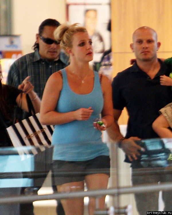 Бритни  в Вудленд Хиллз02.jpg(Бритни Спирс, Britney Spears)
