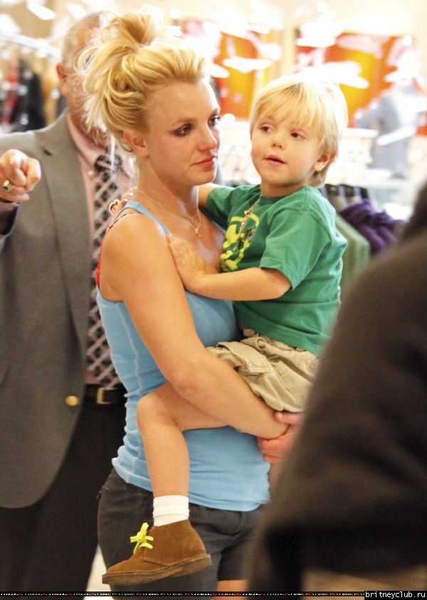 Бритни  в Вудленд Хиллз04.jpg(Бритни Спирс, Britney Spears)