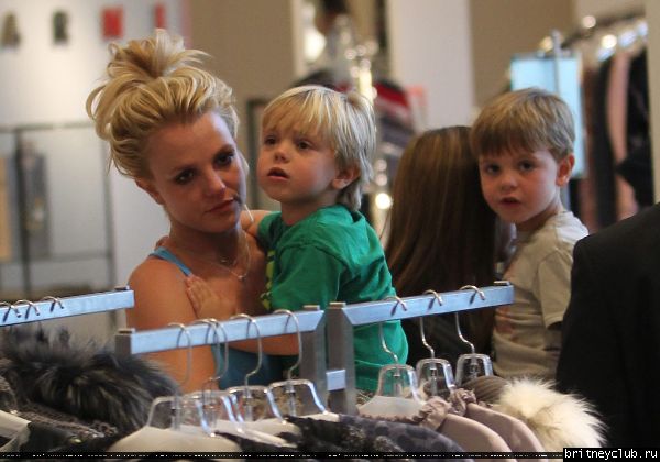 Бритни  в Вудленд Хиллз07.jpg(Бритни Спирс, Britney Spears)