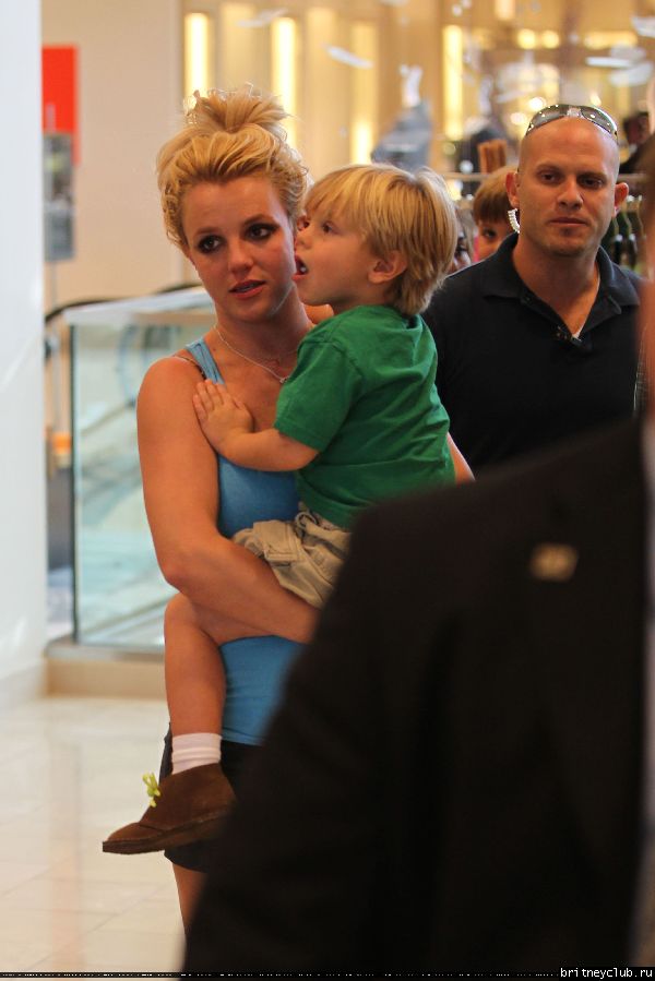 Бритни  в Вудленд Хиллз12.jpg(Бритни Спирс, Britney Spears)