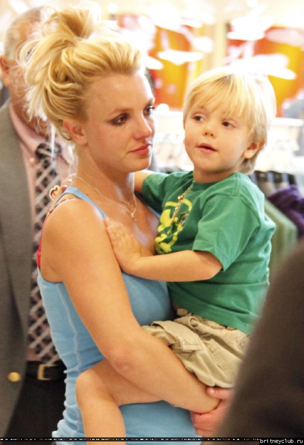 Бритни  в Вудленд Хиллз16.jpg(Бритни Спирс, Britney Spears)