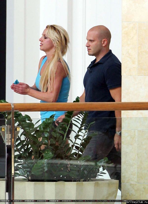 Бритни  в Вудленд Хиллз25.jpg(Бритни Спирс, Britney Spears)