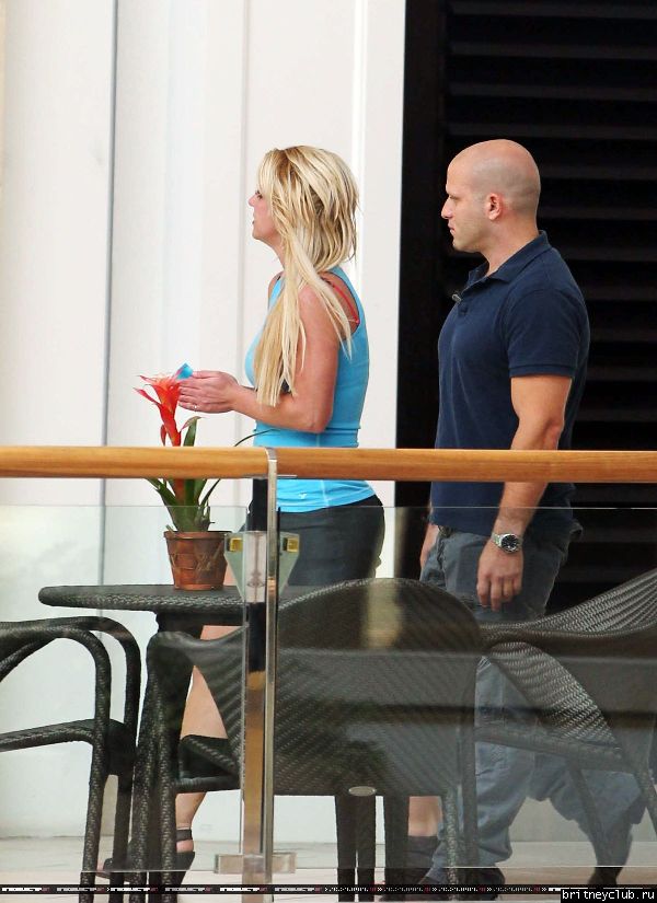 Бритни  в Вудленд Хиллз26.jpg(Бритни Спирс, Britney Spears)