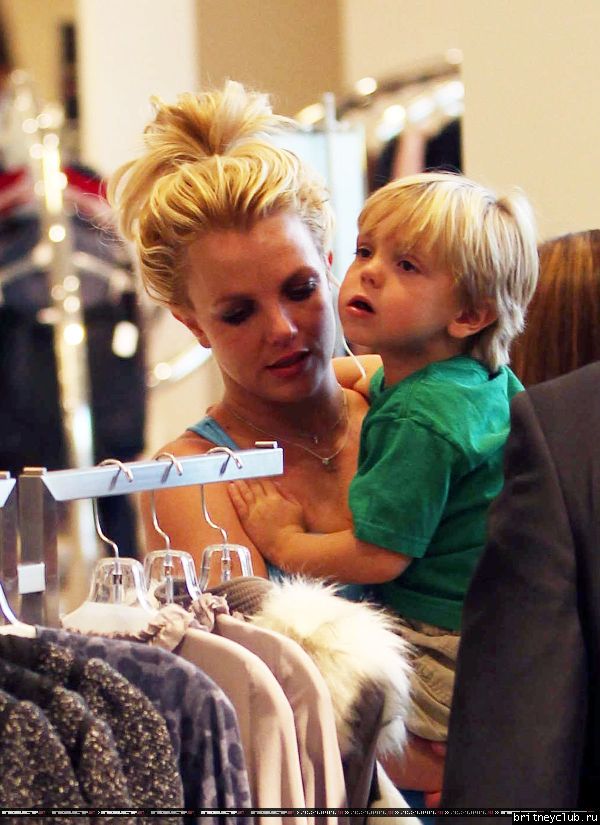 Бритни  в Вудленд Хиллз28.jpg(Бритни Спирс, Britney Spears)