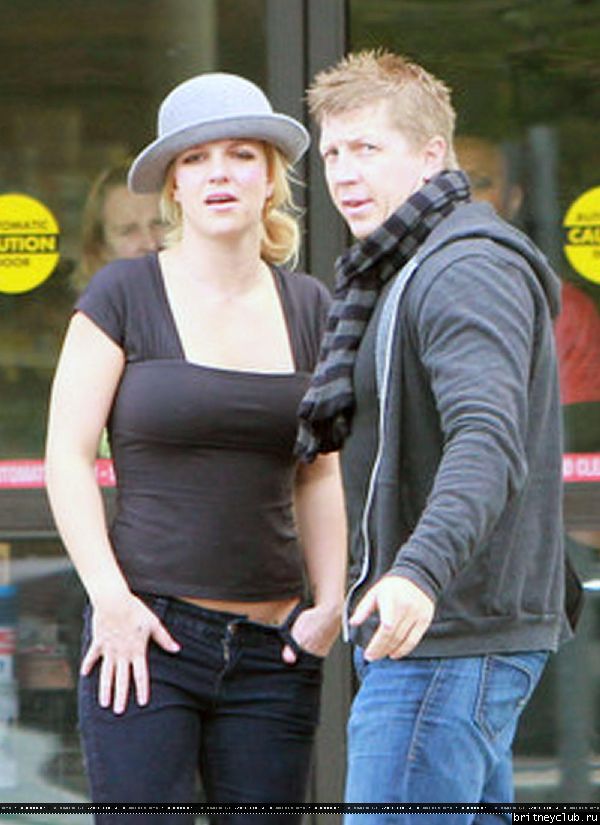 Бритни покидает кафе в Калабасасе10.jpg(Бритни Спирс, Britney Spears)