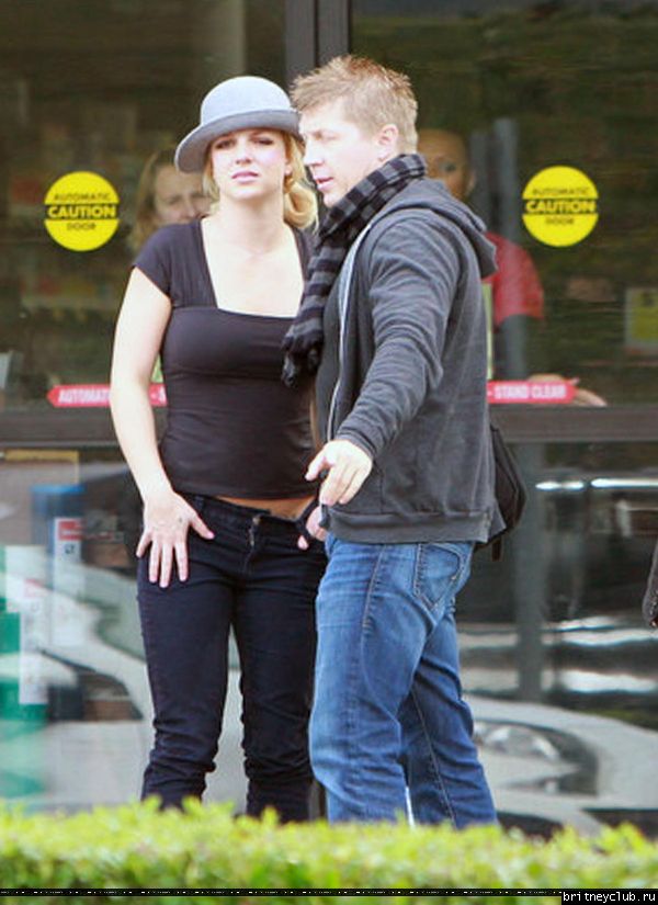 Бритни покидает кафе в Калабасасе11.jpg(Бритни Спирс, Britney Spears)