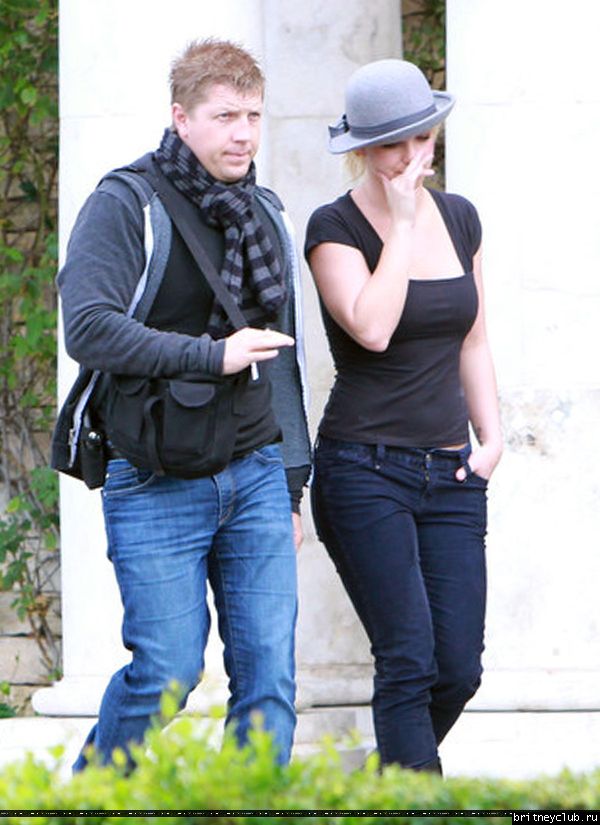 Бритни покидает кафе в Калабасасе12.jpg(Бритни Спирс, Britney Spears)