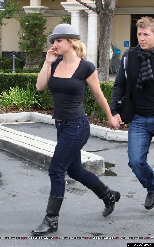 Бритни покидает кафе в Калабасасе22.jpg(Бритни Спирс, Britney Spears)