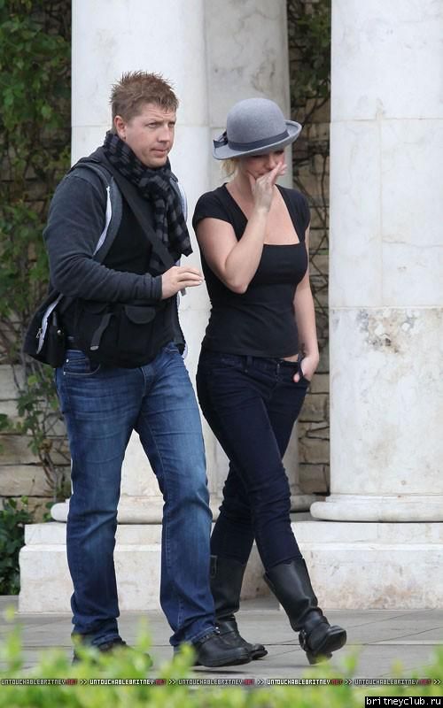 Бритни покидает кафе в Калабасасе30.jpg(Бритни Спирс, Britney Spears)