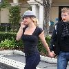 Бритни покидает кафе в Калабасасе