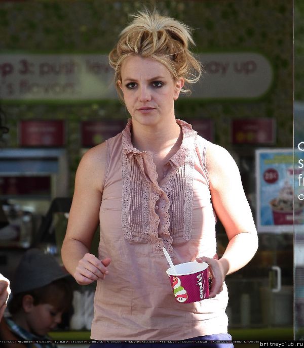 Бритни с сыном гуляет в Голливуде20.jpg(Бритни Спирс, Britney Spears)