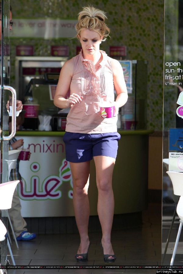Бритни с сыном гуляет в Голливуде49.jpg(Бритни Спирс, Britney Spears)
