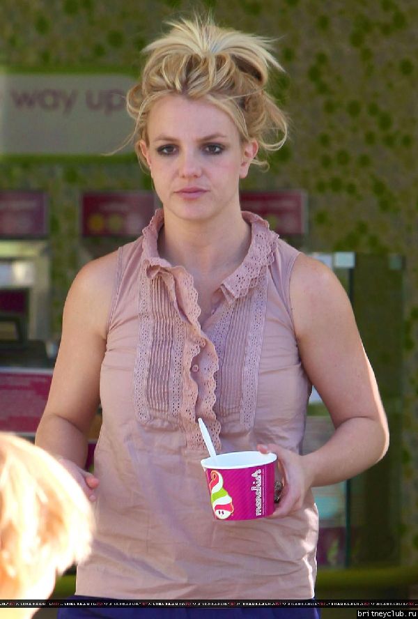 Бритни с сыном гуляет в Голливуде51.jpg(Бритни Спирс, Britney Spears)