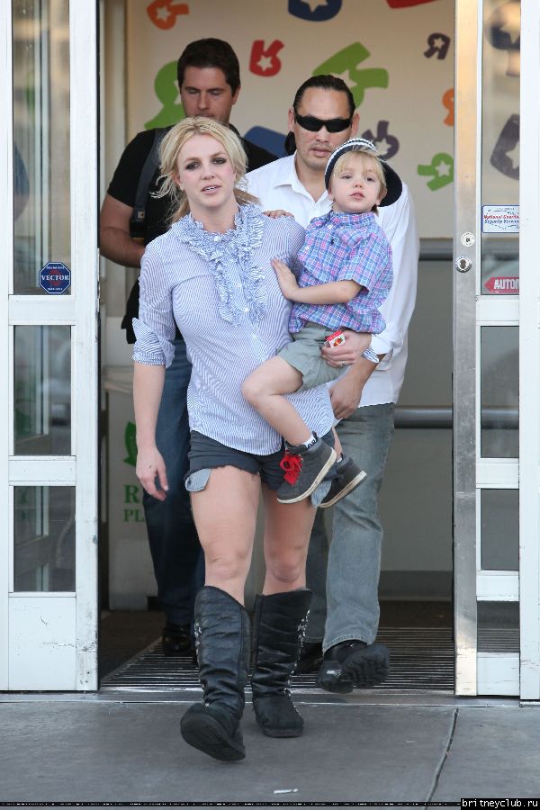 Бритни и Джейден в Калабасасе62.jpg(Бритни Спирс, Britney Spears)