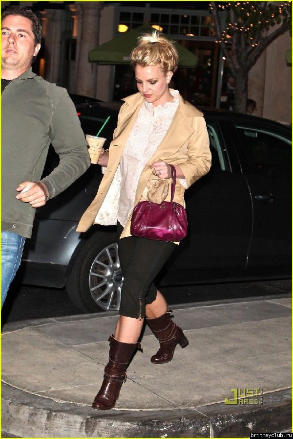 Бритни делает покупки в ТЦ Calabasas Commons02.jpg(Бритни Спирс, Britney Spears)