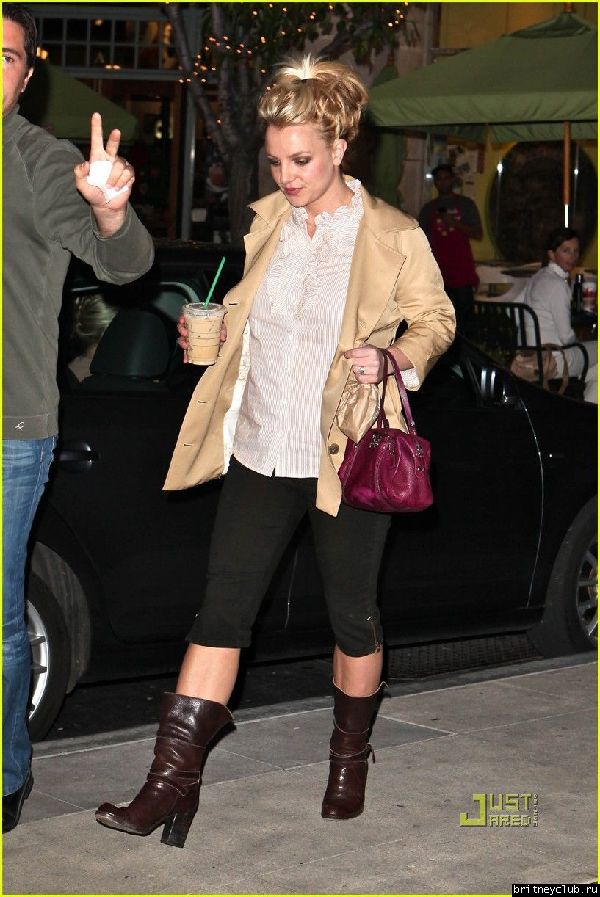 Бритни делает покупки в ТЦ Calabasas Commons04.jpg(Бритни Спирс, Britney Spears)