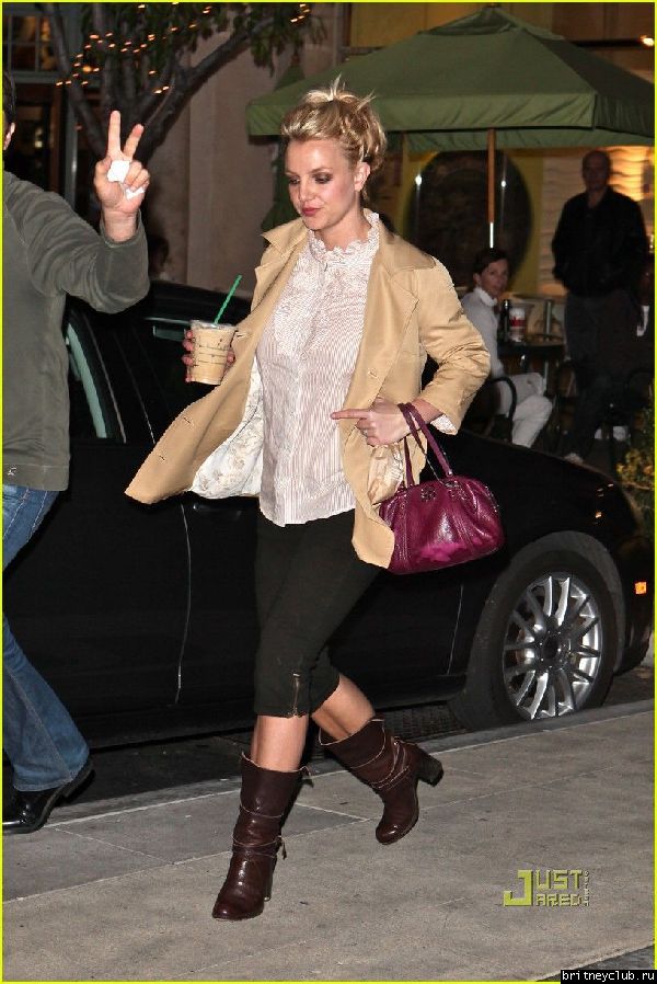 Бритни делает покупки в ТЦ Calabasas Commons07.jpg(Бритни Спирс, Britney Spears)