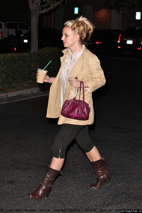 Бритни делает покупки в ТЦ Calabasas Commons08.jpg(Бритни Спирс, Britney Spears)