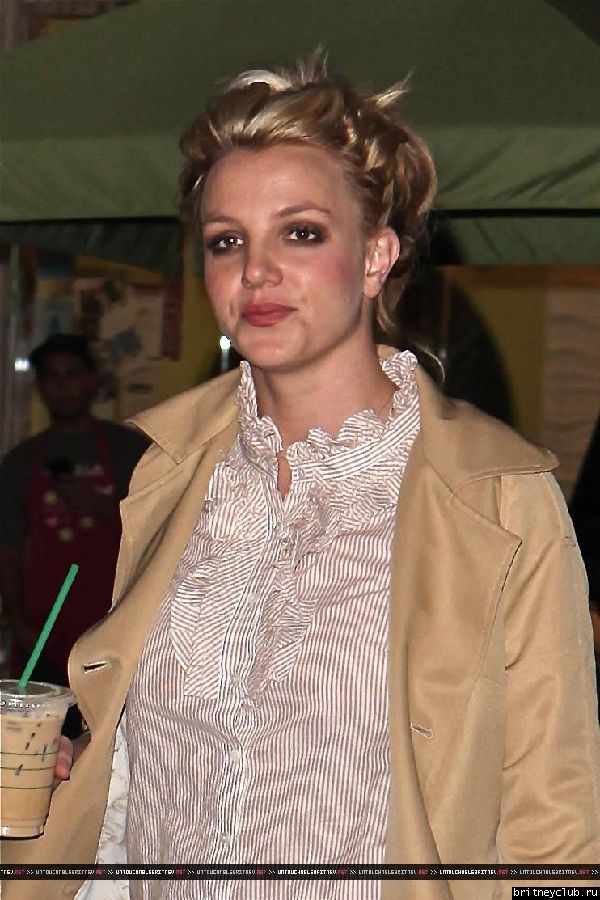 Бритни делает покупки в ТЦ Calabasas Commons09.jpg(Бритни Спирс, Britney Spears)