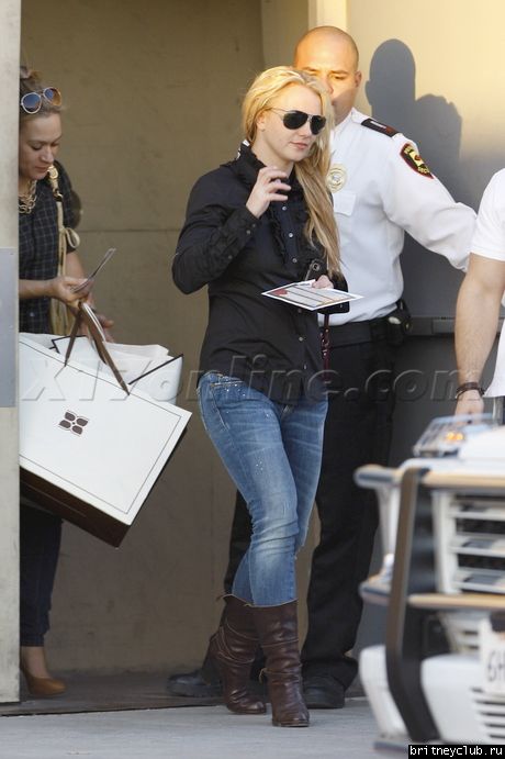 Бритни делает покупки в Topanga Plaza Mall14.jpg(Бритни Спирс, Britney Spears)