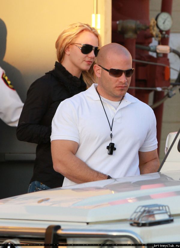 Бритни делает покупки в Topanga Plaza Mall34.jpg(Бритни Спирс, Britney Spears)