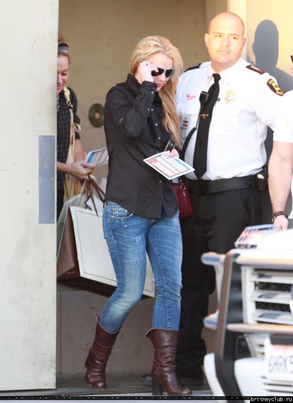 Бритни делает покупки в Topanga Plaza Mall35.jpg(Бритни Спирс, Britney Spears)