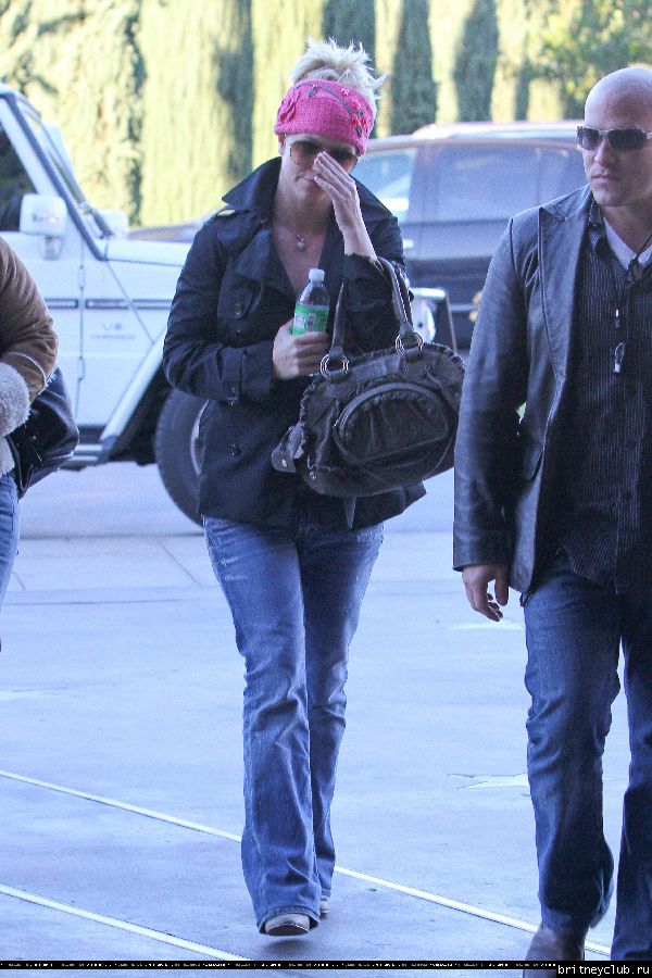 Бритни посещает кинотеатр в Калабасасе38.jpg(Бритни Спирс, Britney Spears)