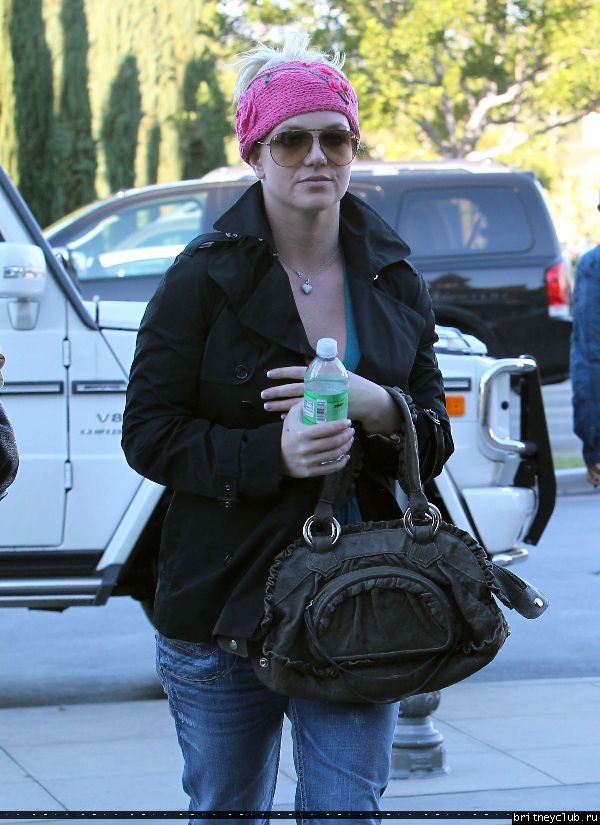 Бритни посещает кинотеатр в Калабасасе54.jpg(Бритни Спирс, Britney Spears)