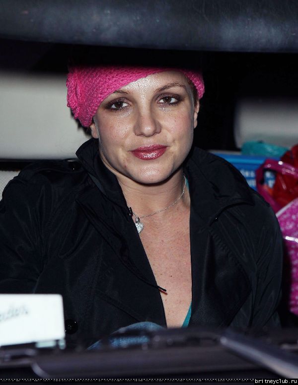 Бритни посещает кинотеатр в Калабасасе68.jpg(Бритни Спирс, Britney Spears)