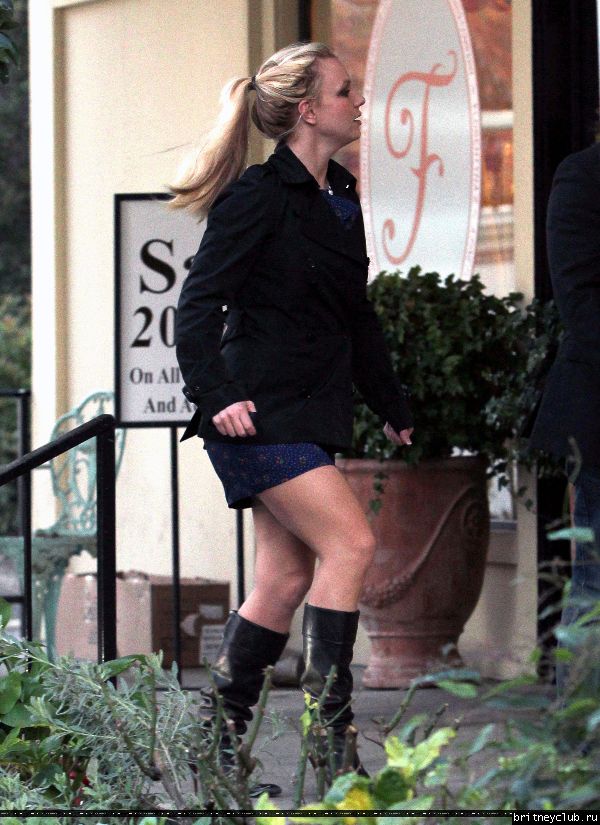 Бритни покидает маникюрный салон в Калабасасе35.jpg(Бритни Спирс, Britney Spears)