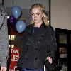 Бритни покидает маникюрный салон в Калабасасе