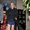 Бритни покидает маникюрный салон в Калабасасе