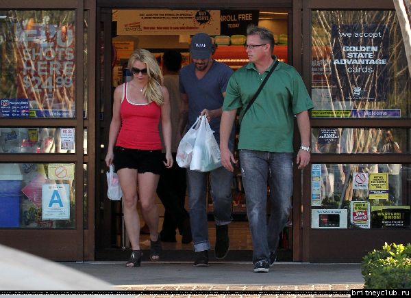 Бритни делает покупки в Калабасасе17.jpg(Бритни Спирс, Britney Spears)