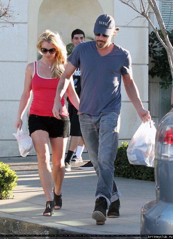 Бритни делает покупки в Калабасасе25.jpg(Бритни Спирс, Britney Spears)