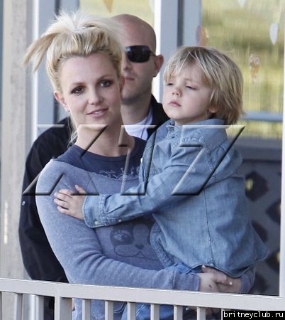 Бритни и Джейден в Калабасасе01.jpg(Бритни Спирс, Britney Spears)