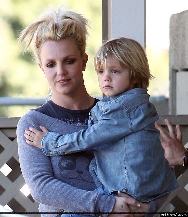 Бритни и Джейден в Калабасасе22.jpg(Бритни Спирс, Britney Spears)