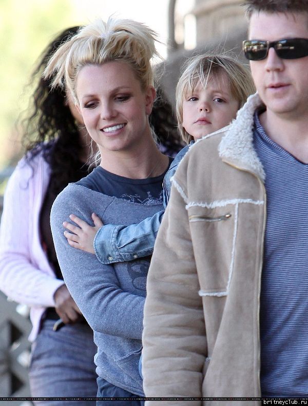 Бритни и Джейден в Калабасасе24.jpg(Бритни Спирс, Britney Spears)