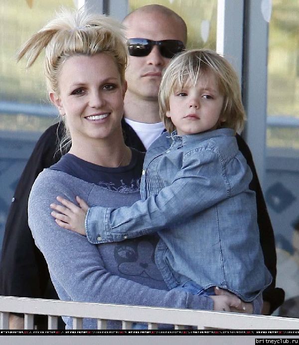 Бритни и Джейден в Калабасасе29.jpg(Бритни Спирс, Britney Spears)