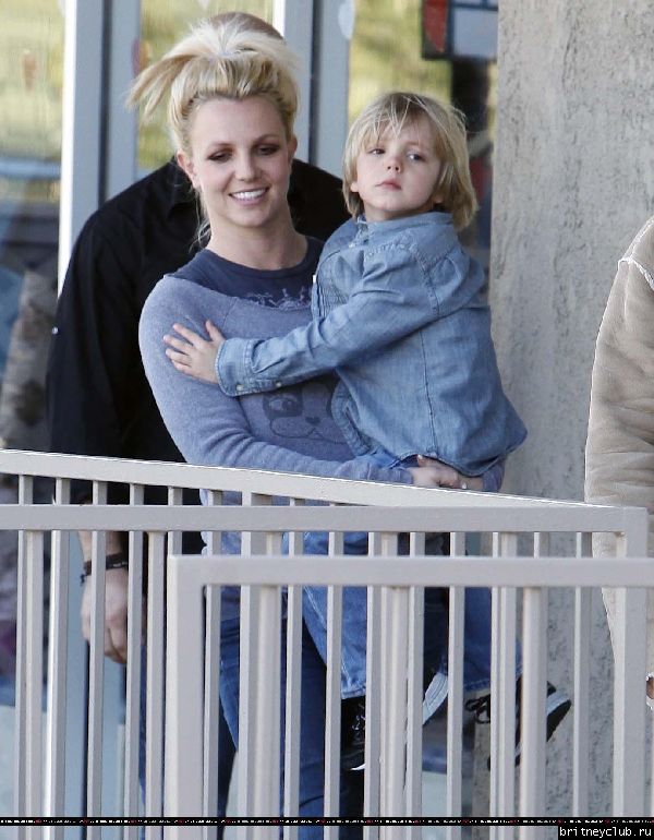 Бритни и Джейден в Калабасасе30.jpg(Бритни Спирс, Britney Spears)