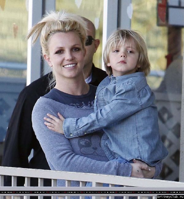 Бритни и Джейден в Калабасасе31.jpg(Бритни Спирс, Britney Spears)