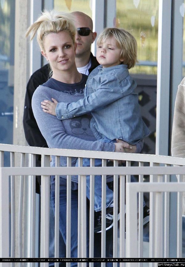 Бритни и Джейден в Калабасасе34.jpg(Бритни Спирс, Britney Spears)