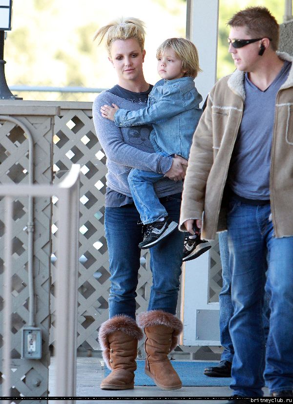 Бритни и Джейден в Калабасасе56.jpg(Бритни Спирс, Britney Spears)