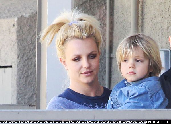 Бритни и Джейден в Калабасасе59.jpg(Бритни Спирс, Britney Spears)