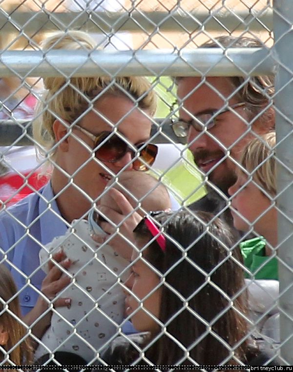 Бритни и Джейсон на игре Шона Престона24.jpg(Бритни Спирс, Britney Spears)