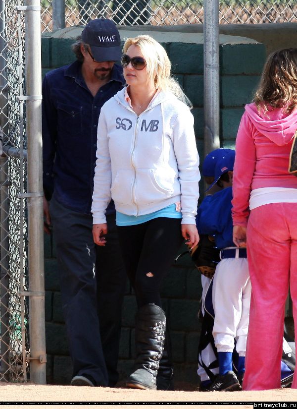 Бритни и Джейсон на игре Шона Престона в Сан-Фернандо22.jpg(Бритни Спирс, Britney Spears)