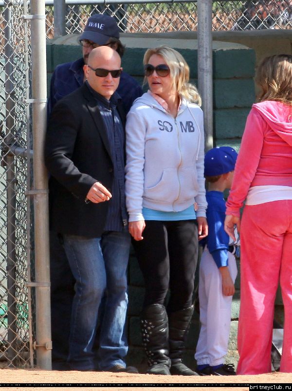 Бритни и Джейсон на игре Шона Престона в Сан-Фернандо29.jpg(Бритни Спирс, Britney Spears)