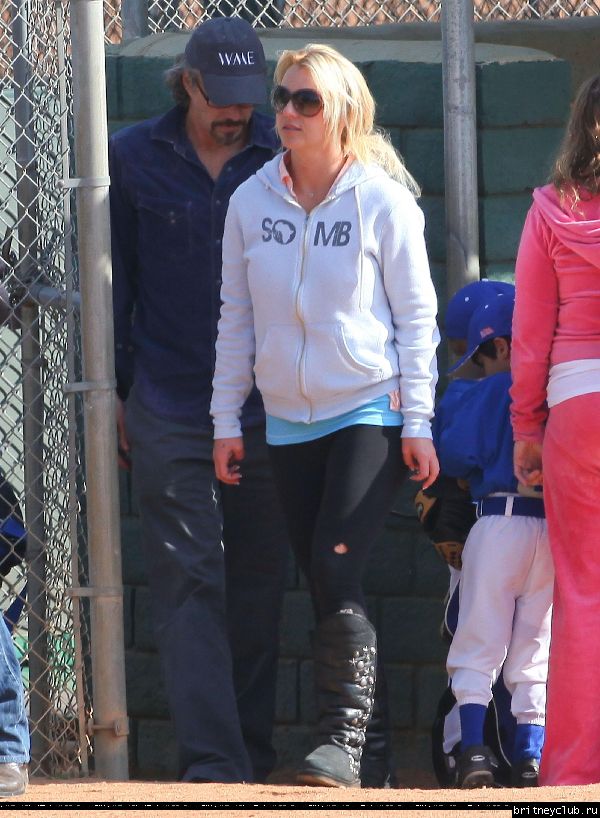 Бритни и Джейсон на игре Шона Престона в Сан-Фернандо35.jpg(Бритни Спирс, Britney Spears)