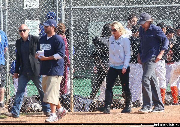 Бритни и Джейсон на игре Шона Престона в Сан-Фернандо43.jpg(Бритни Спирс, Britney Spears)