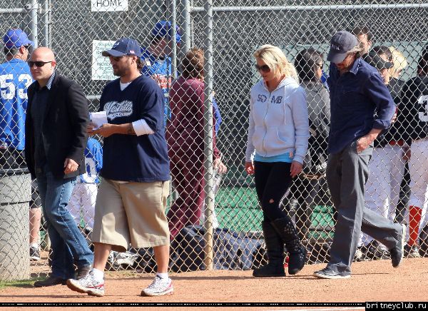 Бритни и Джейсон на игре Шона Престона в Сан-Фернандо44.jpg(Бритни Спирс, Britney Spears)